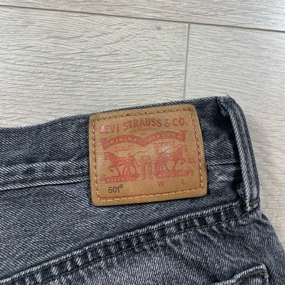 REVOLVE Levi’s 501 Raw Hem Jean Shorts - Picture 4 of 10